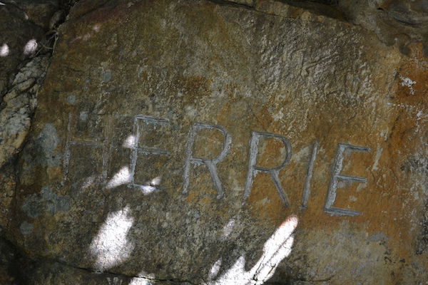 Herrie Stone in Meiringspoort By A3alb
https://creativecommons.org/licenses/by-sa/3.0)], from Wikimedia Commons